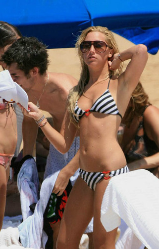  Ashley Tisdale in bikini