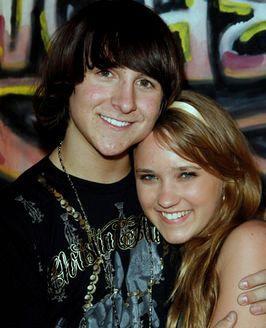  Emily and Mitchel montrer Sign