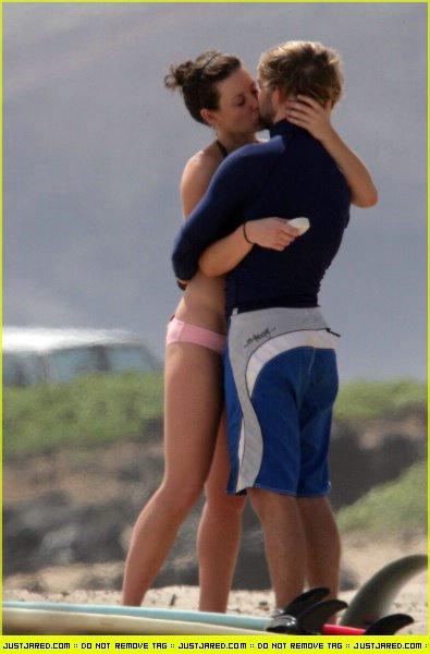 Evangeline Lilly Kissing Girl