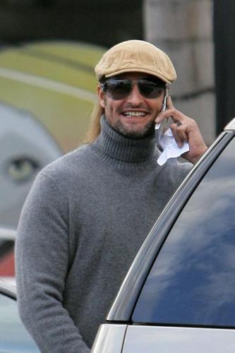  Josh Holloway...on the phone