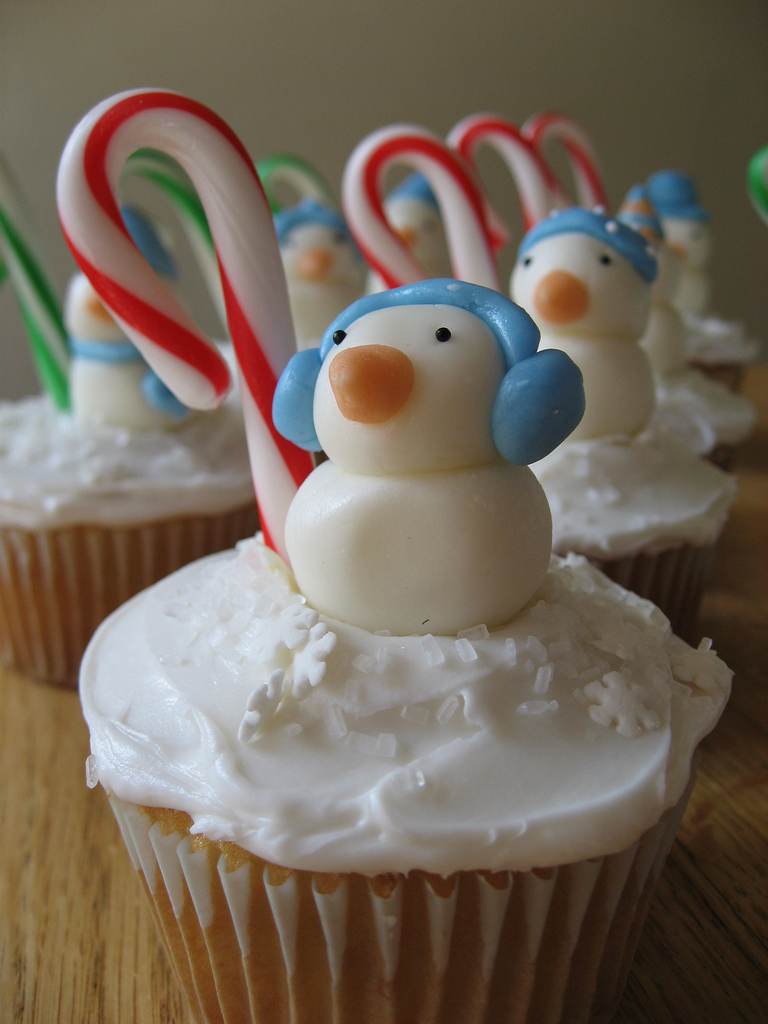 http://images.fanpop.com/images/image_uploads/Snowman-cupcakes-407623_768_1024.jpg
