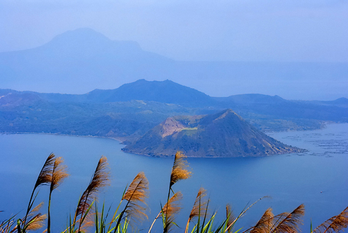 Taal 火山