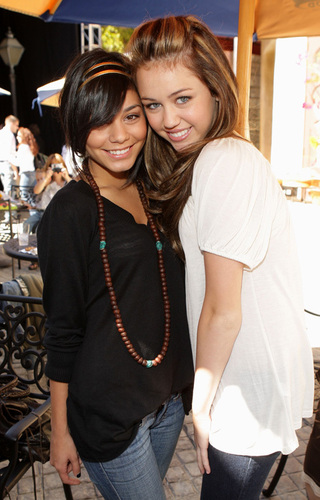  Vanessa & Miley