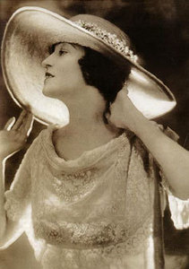  kwa Baron Adolph de Meyer, the first photographer for Vogue magazine