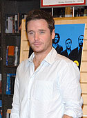  Kevin Connolly is actively wooing Julianne Hough