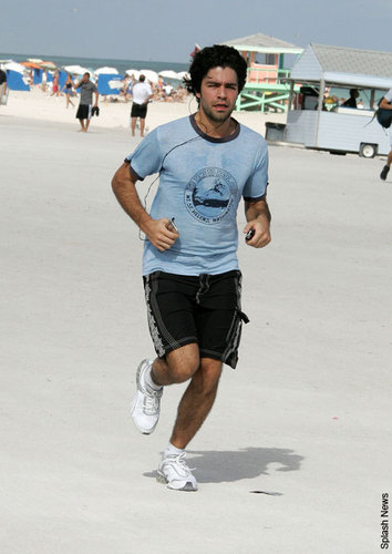  Adrian Grenier jogs into 2008!