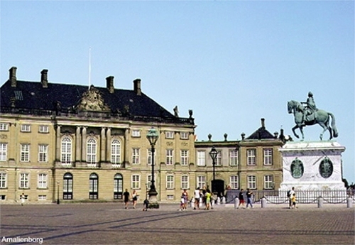  Amalienborg 城