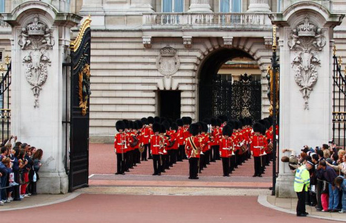  Buckingham Palace guards