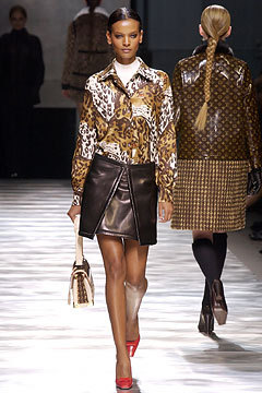 Fall/Winter 2005: Uma Thurman - Louis Vuitton foto (104511) - Fanpop